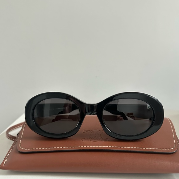 TRIOMPHE 01 SUNGLASSES IN ACETATE
Light wear. No visible scratches on lens - Picture 2 of 6